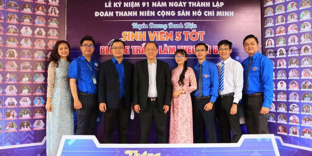 Tuyên dương “ Sinh Viên 5 tốt – Blouse Trắng Làm Theo Lời Bác”