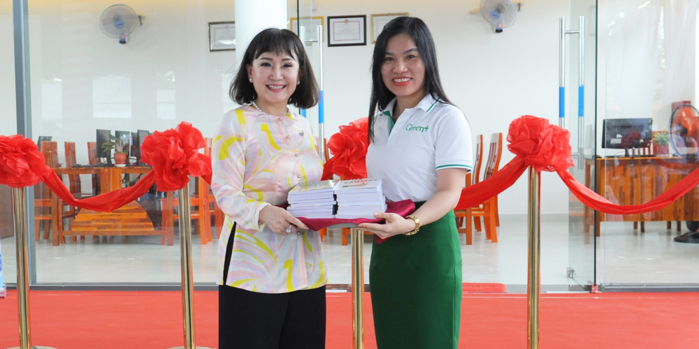 Chủ tịch HĐQT Green+ tặng 500 cuốn sách cho thư viện Đặng Huỳnh